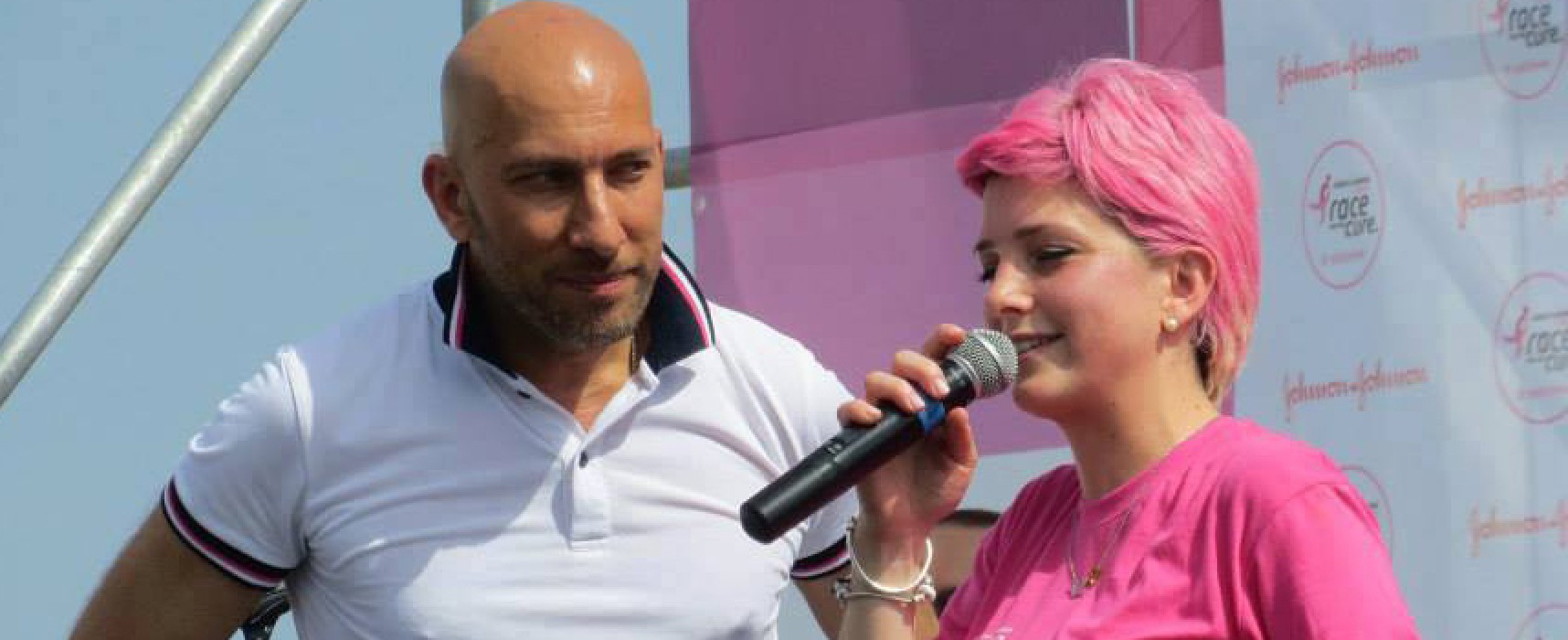 Antonella Dell’Olio sul palco di Race for the cure: “L’anno scorso ero lì con la testa pelata” / FOTO