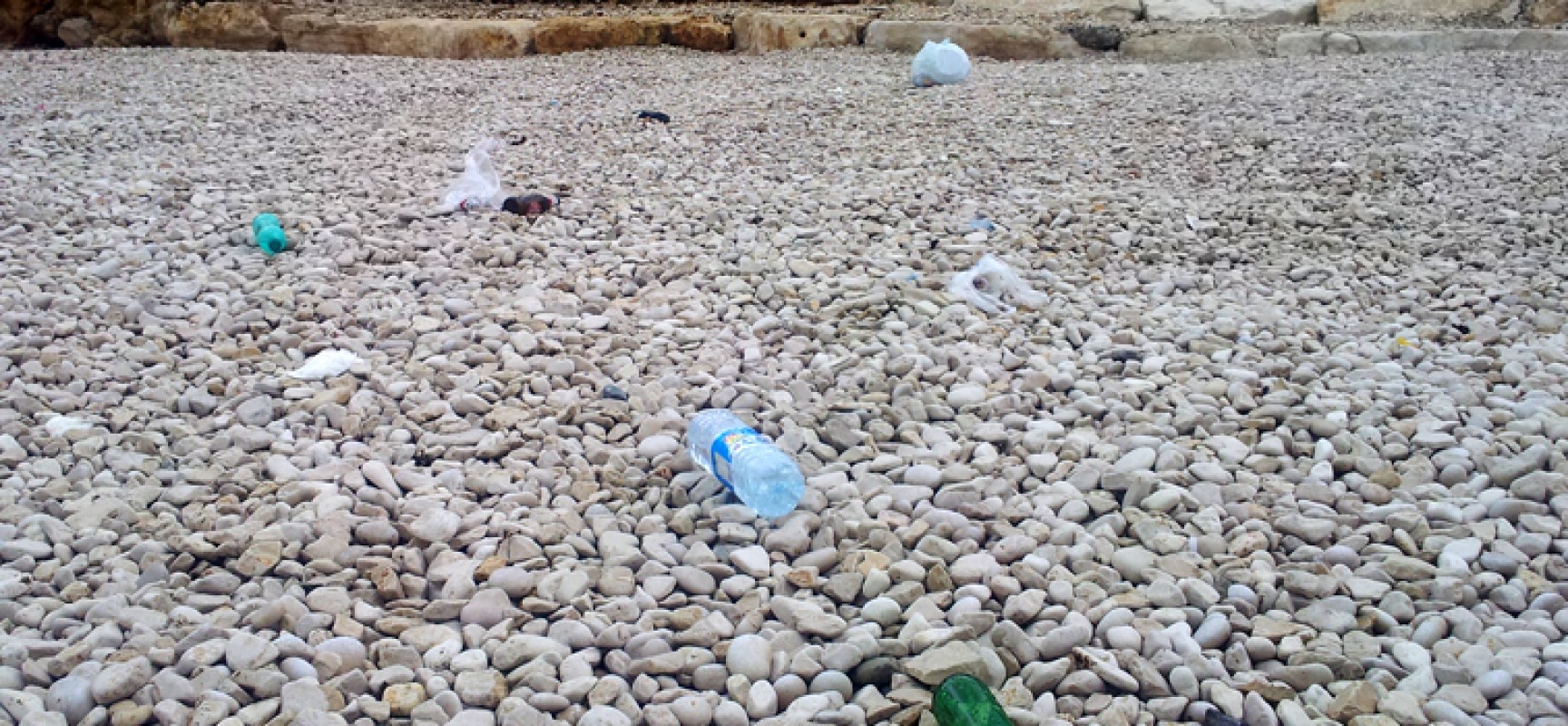 Salsello, dopo 24 ore dall’inaugurazione la spiaggia già piena di rifiuti
