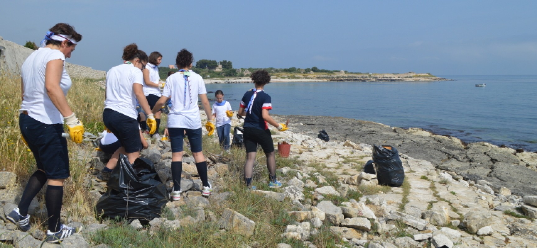 Scout Agesci Bisceglie all’opera per la pulizia della spiaggia tra Cala Pantano e Torre Calderina