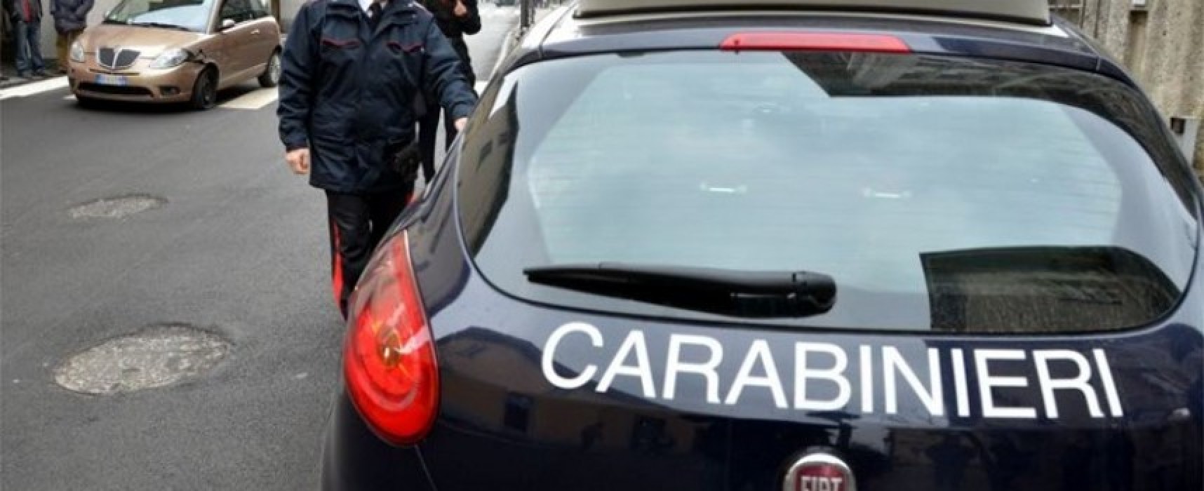 Ruba borsello da auto in sosta, arrestato giovane rumeno