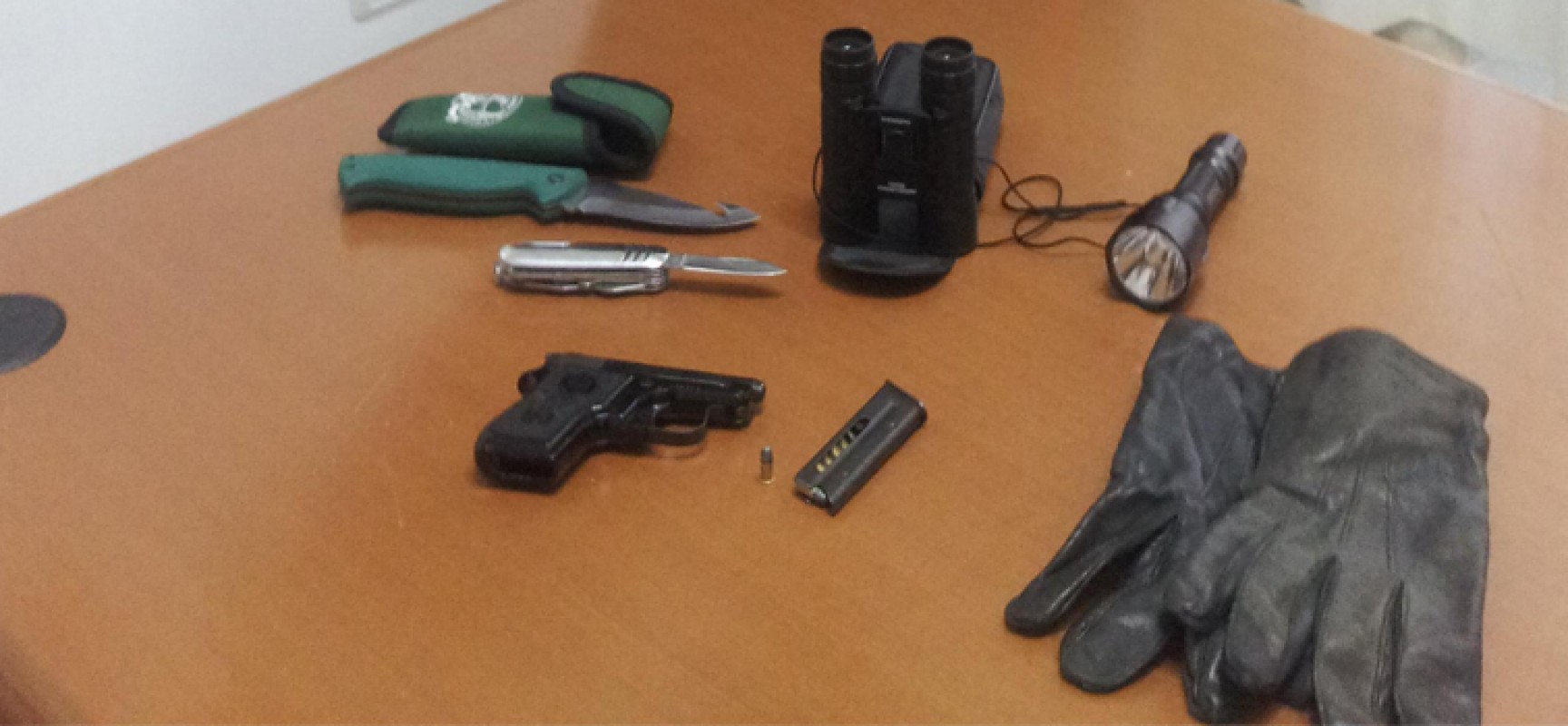 Armato di pistola, seminudo, pratica autoerotismo in auto: arrestato dai Carabinieri