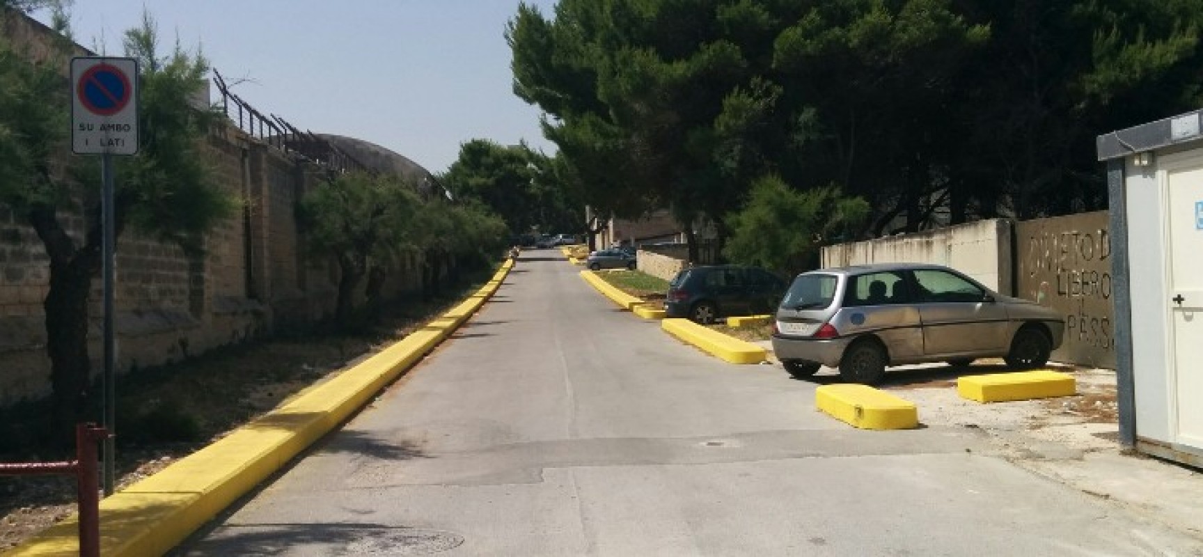 Dissuasori anti parcheggio abusivo in Carrara Camposanto, ma i bagnanti ci vanno lo stesso