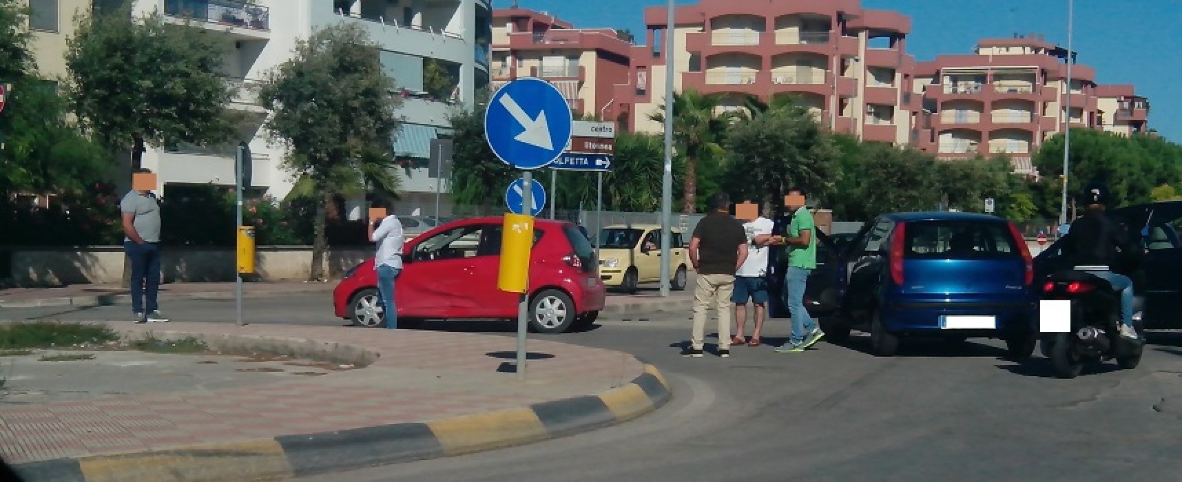 Rotatoria Cala dell’Arciprete-Via Fragata, incidente tra una Aygo e una Punto / FOTO