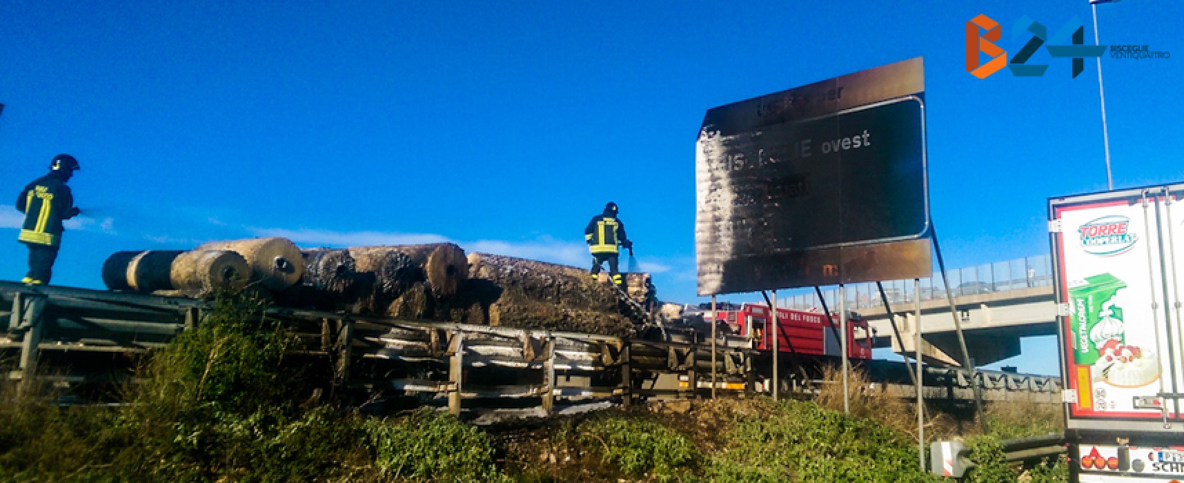 Il rimorchio di un camion prende fuoco sulla 16 bis vicino Bisceglie Ovest / VIDEO e FOTO