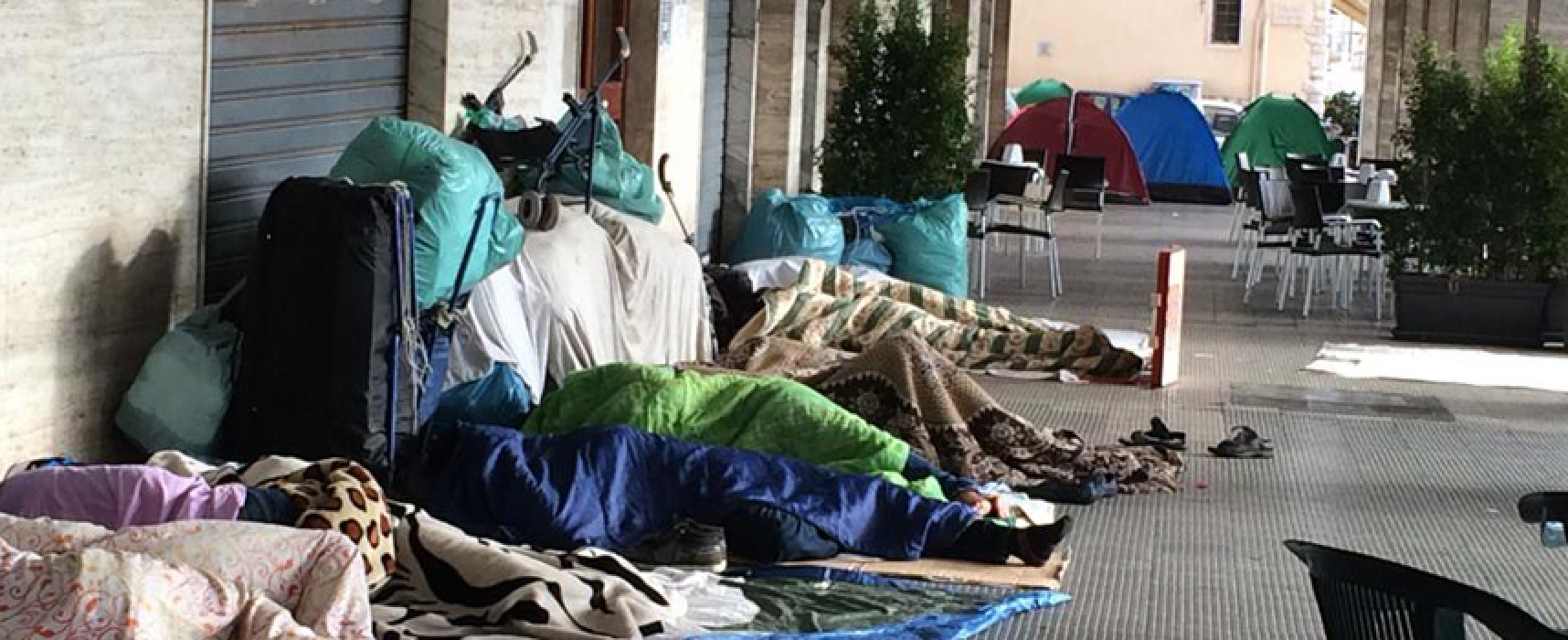 Ambulanti accampati da giorni in piazza Vittorio Emanuele / FOTO