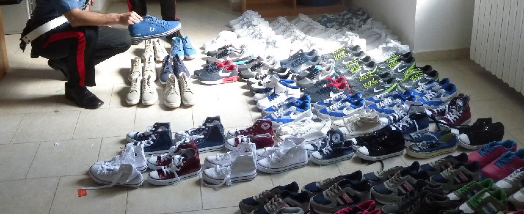 Controlli anticontraffazione dei Carabinieri al mercato, sequestrate 80 paia di scarpe