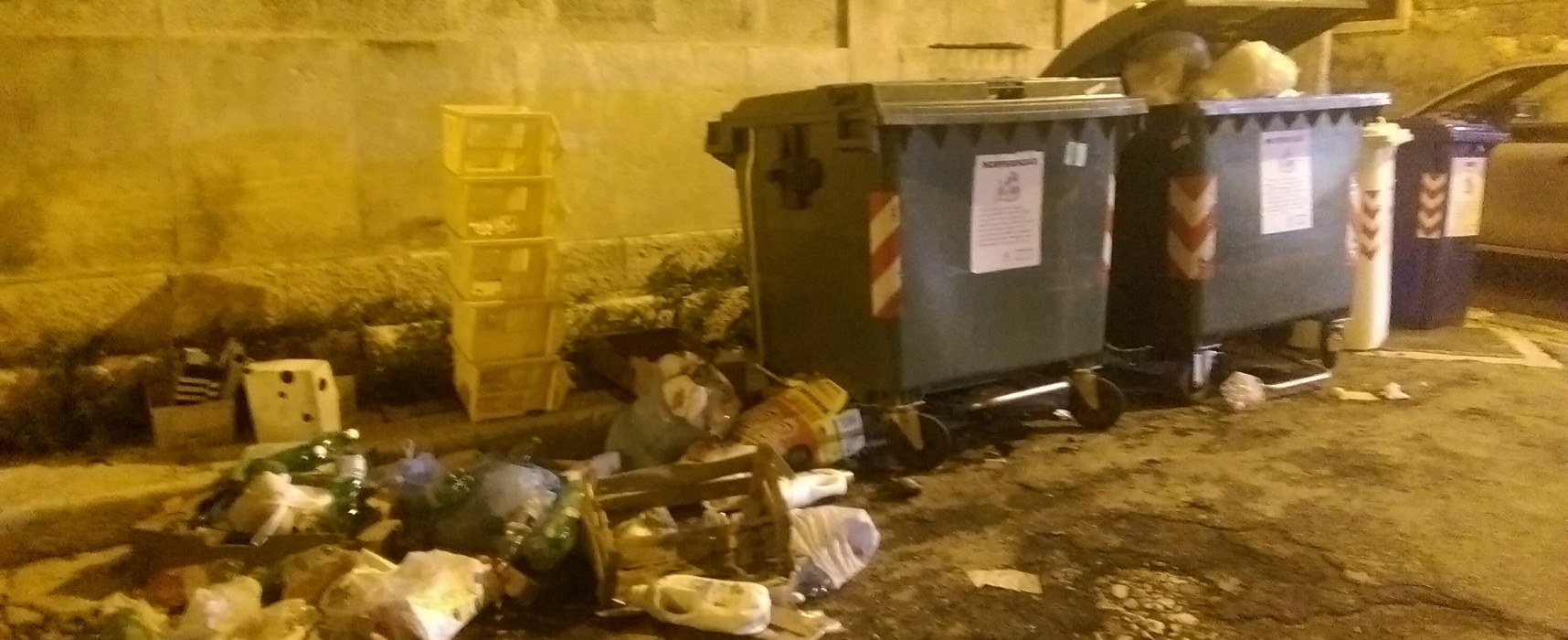 Rifiuti abbandonati per terra in via Genova, ci sarebbe bisogno di un cassonetto per la raccolta plastica