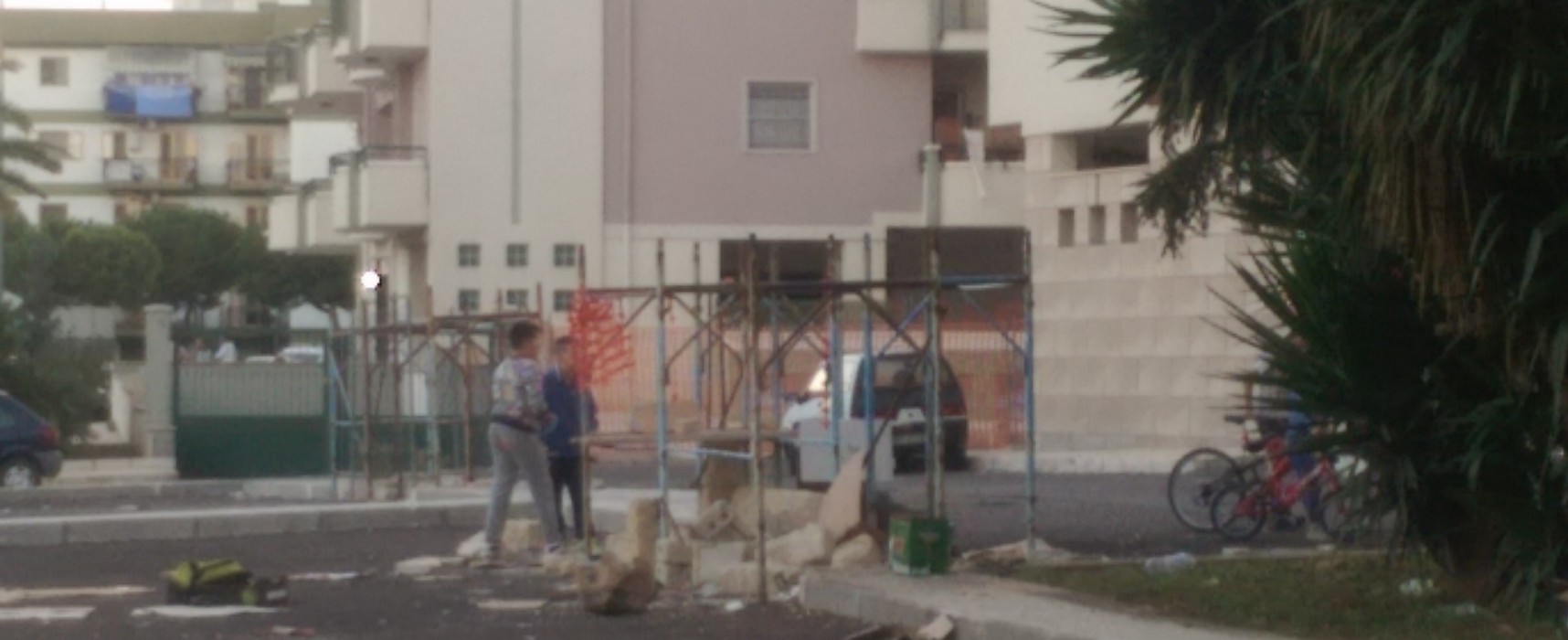 Giochi pericolosi nel quartiere San Pietro, bambini alle prese con impalcatura e blocchi di pietra