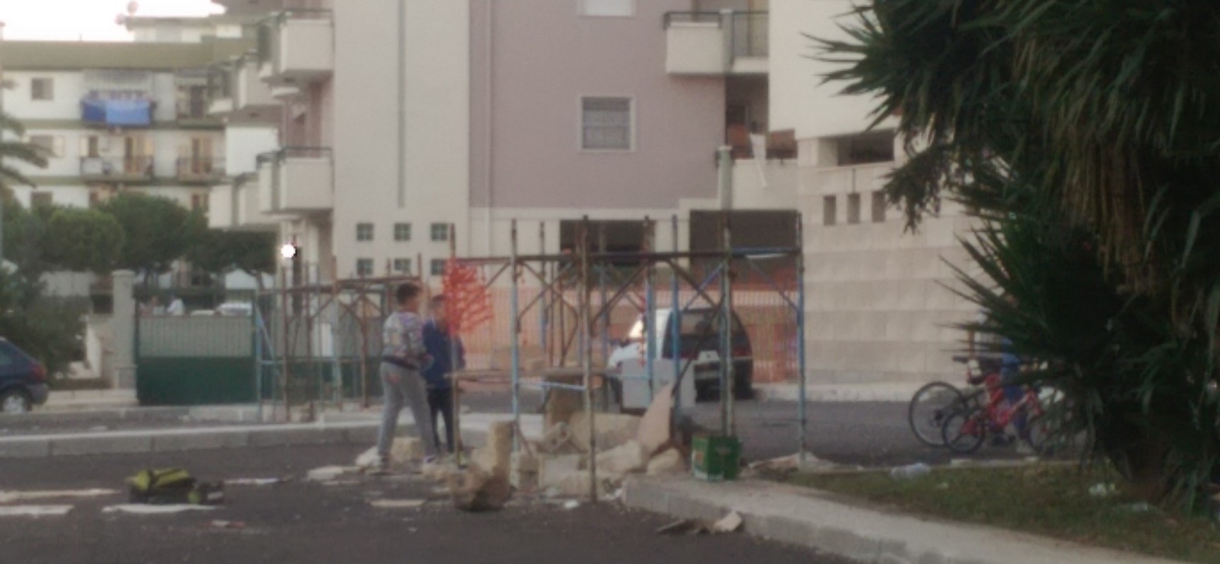 Giochi pericolosi nel quartiere San Pietro, bambini alle prese con impalcatura e blocchi di pietra