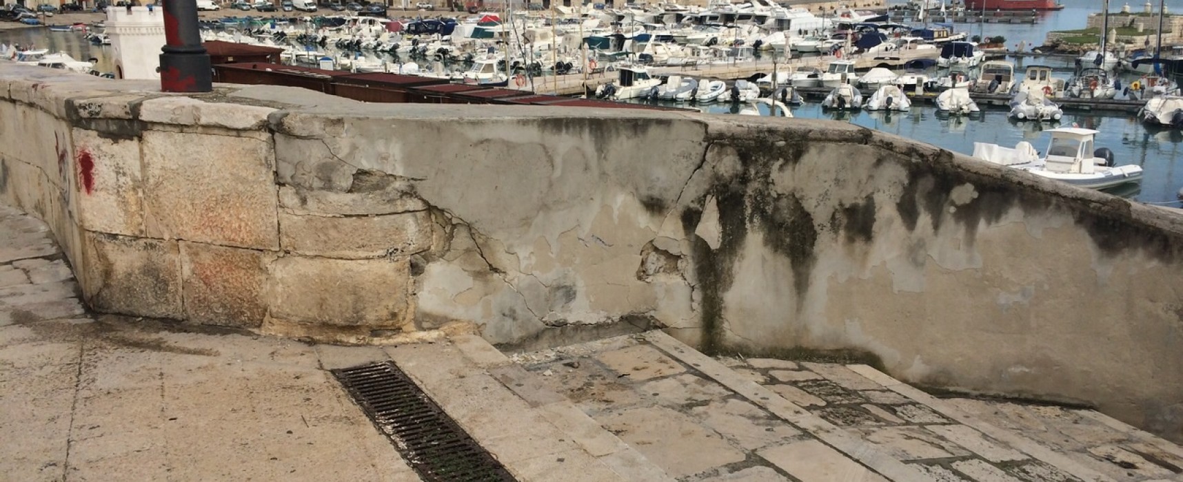 Crepa sulle mura vicino al bastione San Martino, il comune: “Danni causati dall’impatto di un’autovettura”
