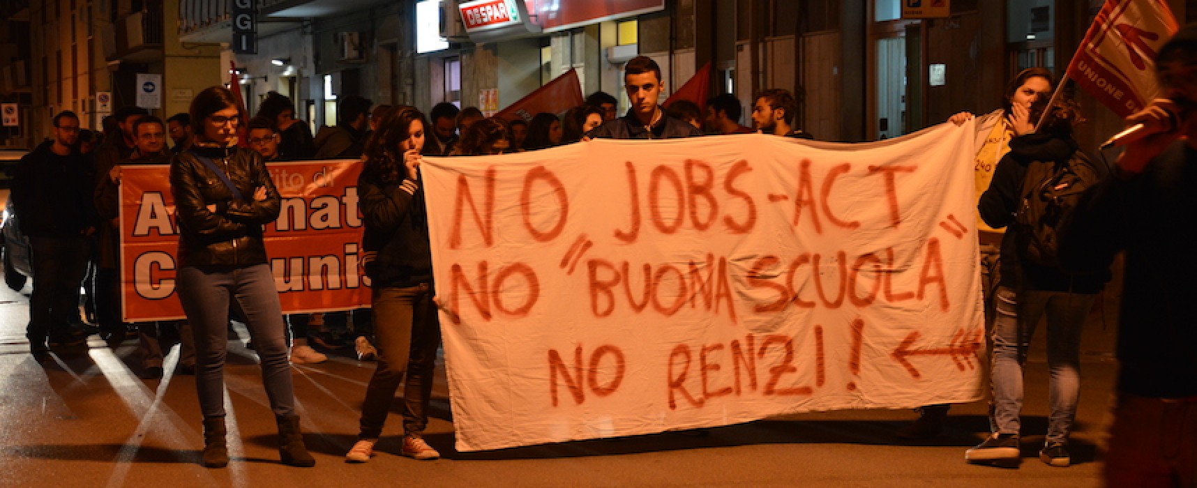 Studenti e lavoratori scendono in piazza per manifestare contro il governo Renzi