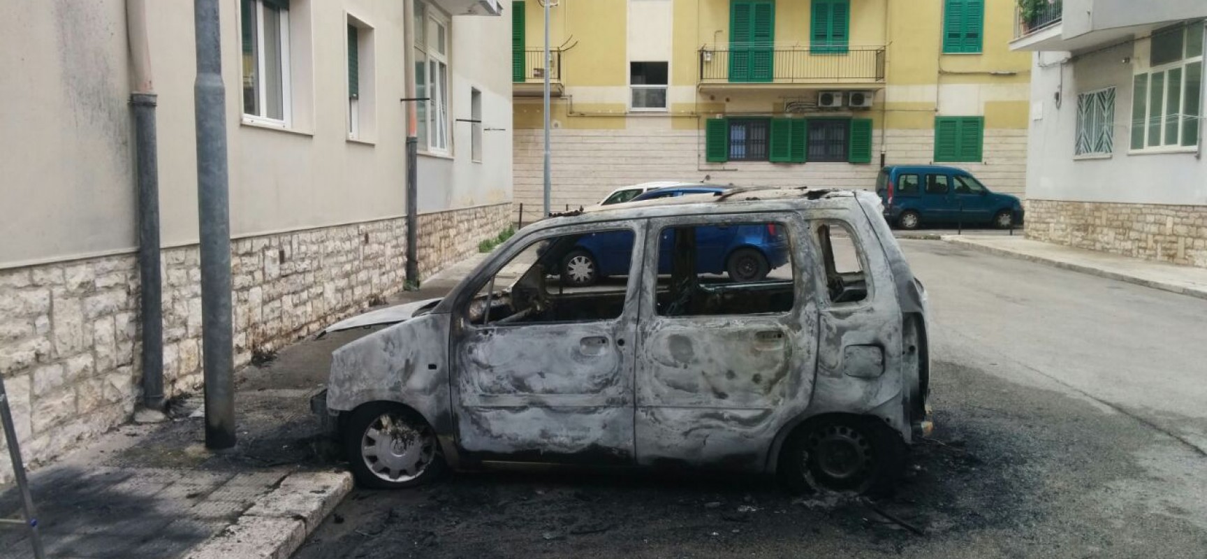 Due auto in fiamme nella notte, una in via don Luigi Sturzo e l’altra in una traversa di via De Gasperi