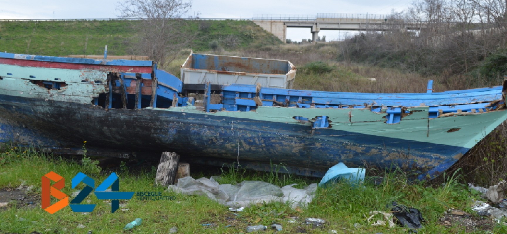 Barca da pesca abbandonata nella zona industriale di Bisceglie / FOTO