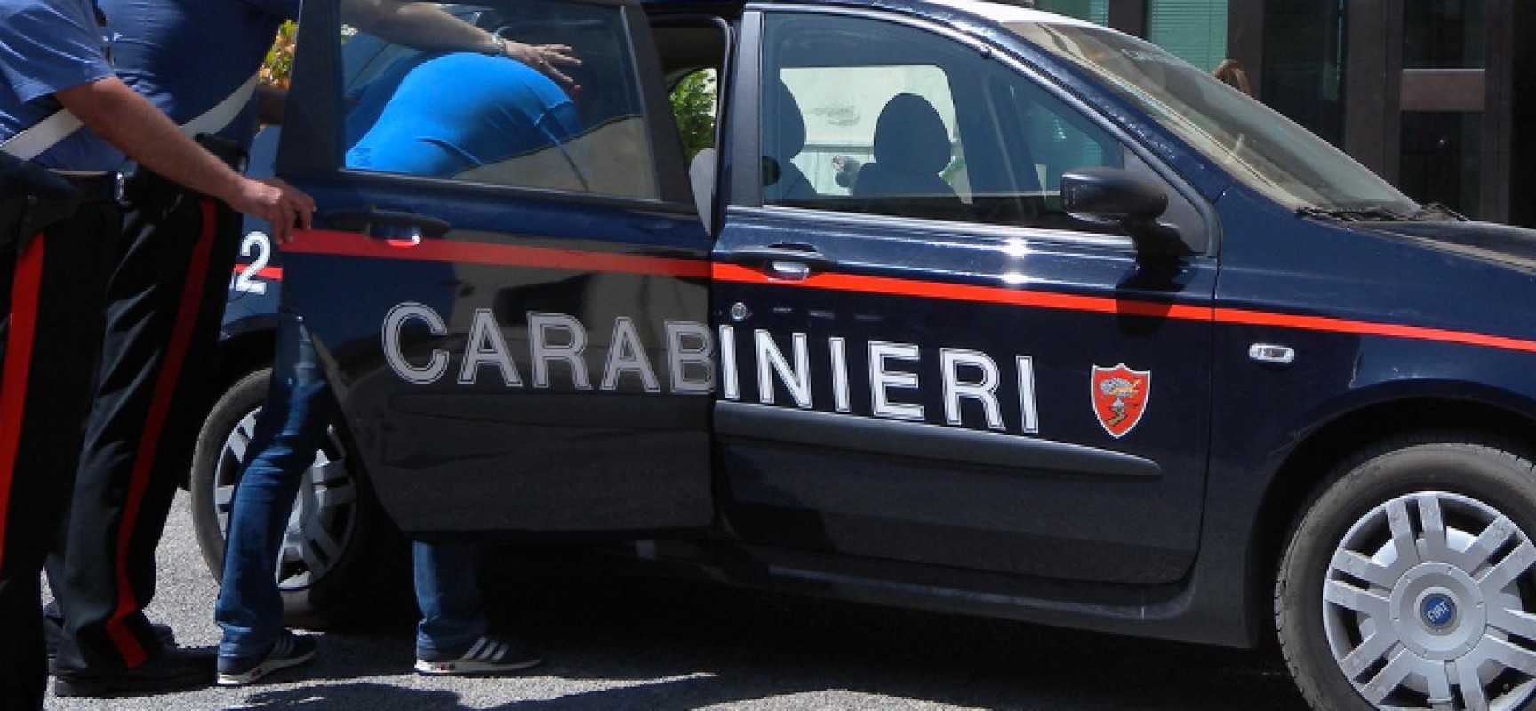 Carabinieri trovano droga e bombe carta nel suo garage, arrestato 30enne biscegliese