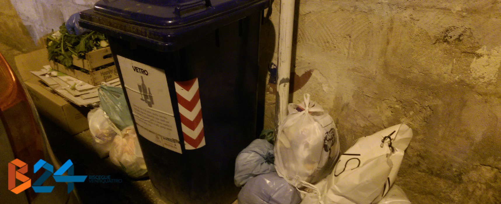 Via San Lorenzo, i cassonetti vengono spostati ma i rifiuti rimangono sul marciapiede