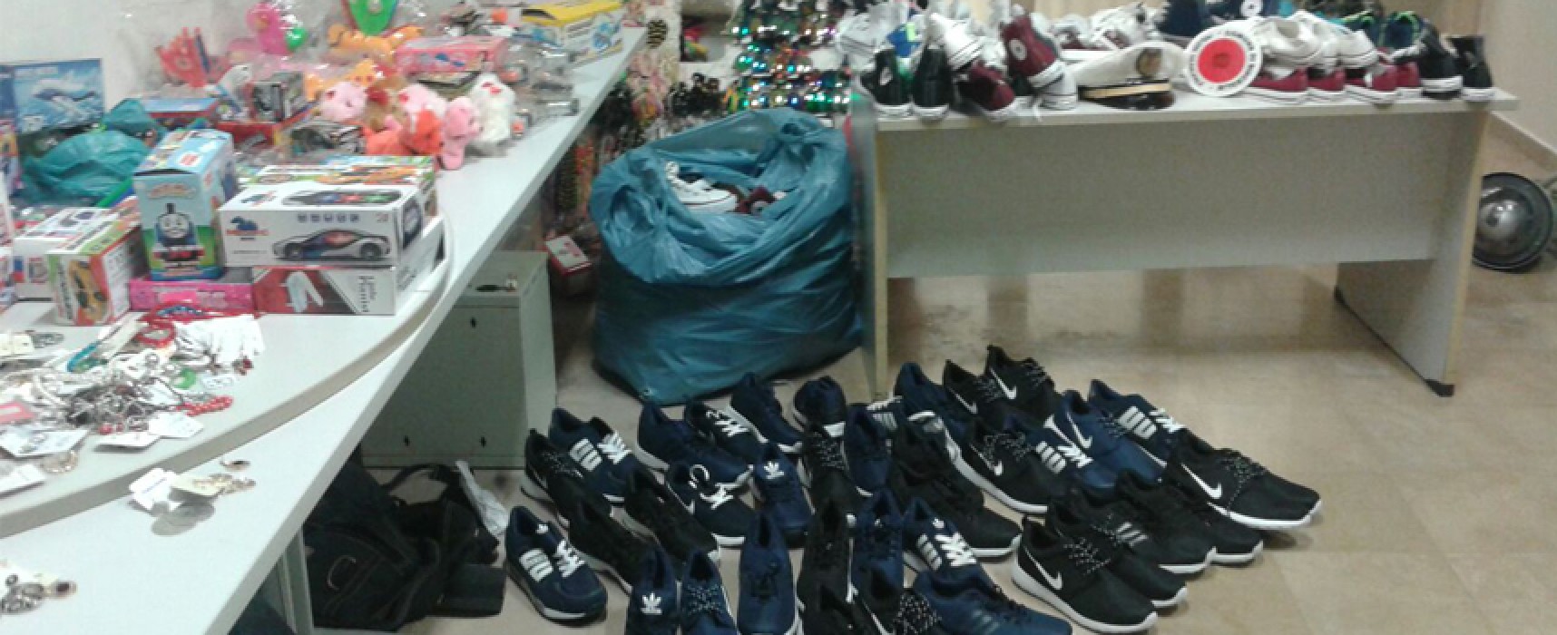 Controllo della Polizia Municipale al mercato: sequestrate scarpe, bigiotteria e giocattoli / FOTO