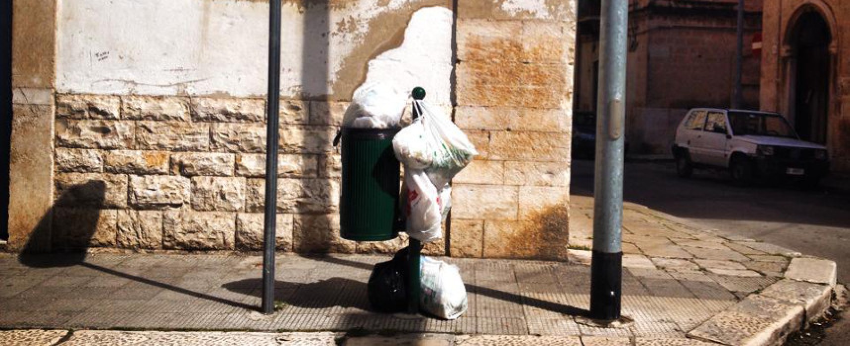 “Installazioni di inciviltà” ovvero rifiuti mal conferiti in via San Lorenzo