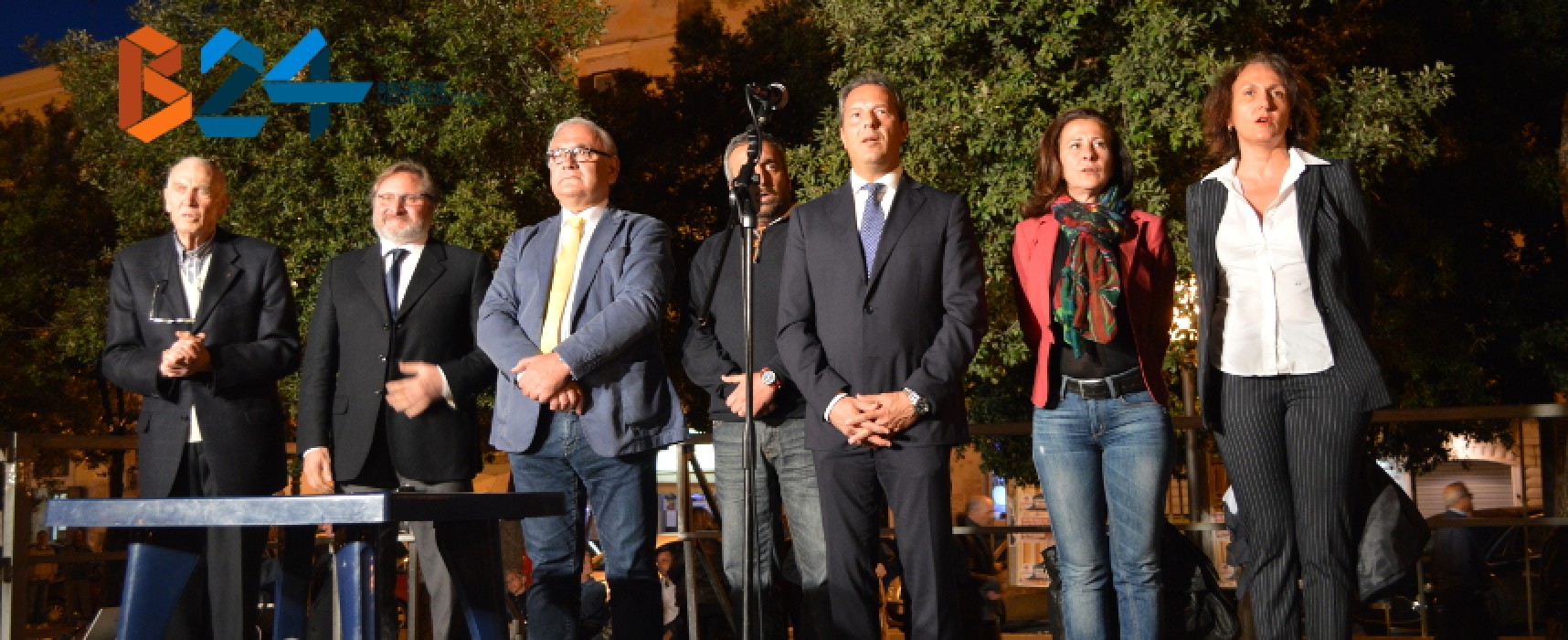 Spina ha presentato i suoi candidati in piazza: «Noi coerenti a differenza degli altri» / FOTO