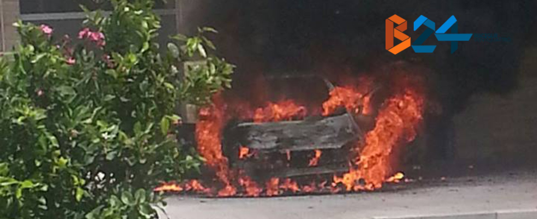 Macchina di un autosalone prende fuoco su marciapiede in zona San Pietro