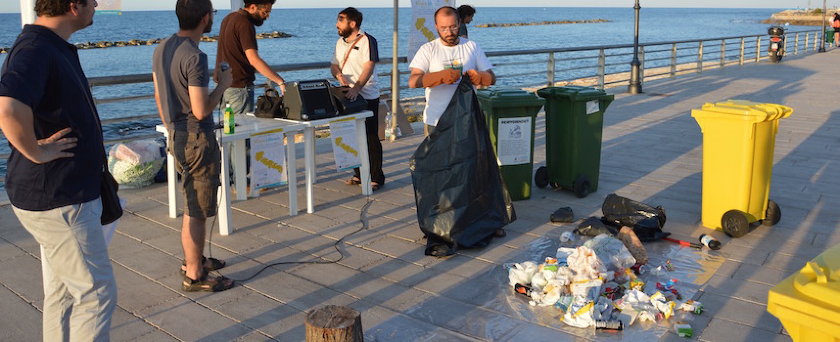 Trash-mob di Puglia Differente, il 73% dei rifiuti erroneamente conferiti nell’indifferenziata / FOTO