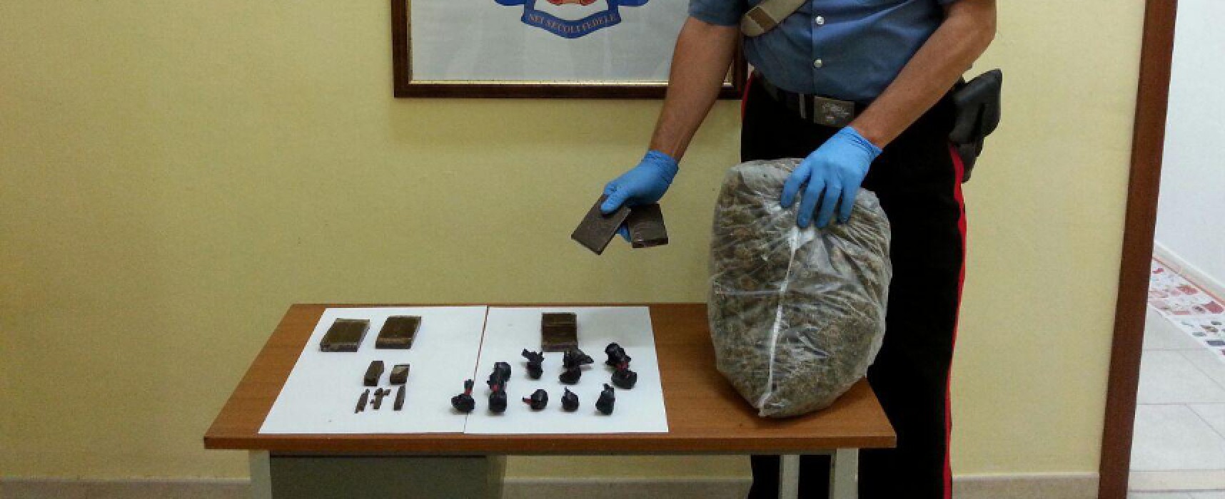 Carabinieri sequestrano un chilo e mezzo di hashish e marijuana nascosti in un condominio di edilizia popolare