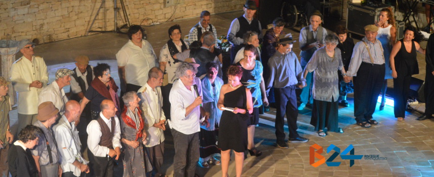 “Diversamente abile”, i “figli di Don Uva” emozionano il Teatro Mediterraneo / FOTO