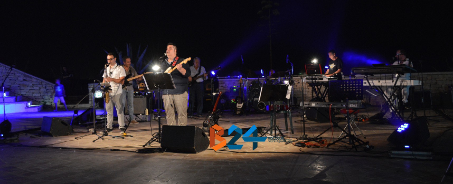 “Vai mo’, Pino”: la tribute band biscegliese coinvolge ed emoziona il Teatro Mediterraneo / FOTO