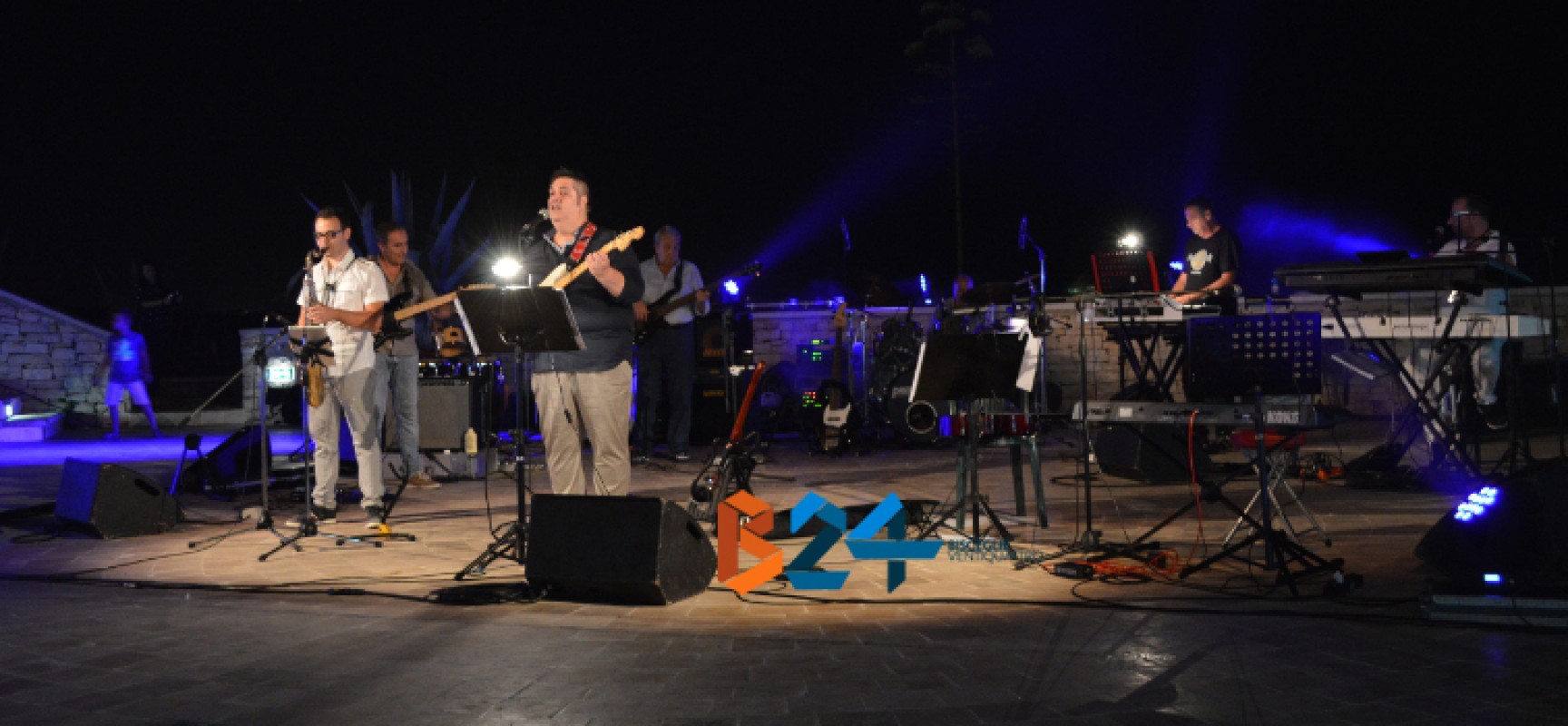 “Vai mo’, Pino”: la tribute band biscegliese coinvolge ed emoziona il Teatro Mediterraneo / FOTO