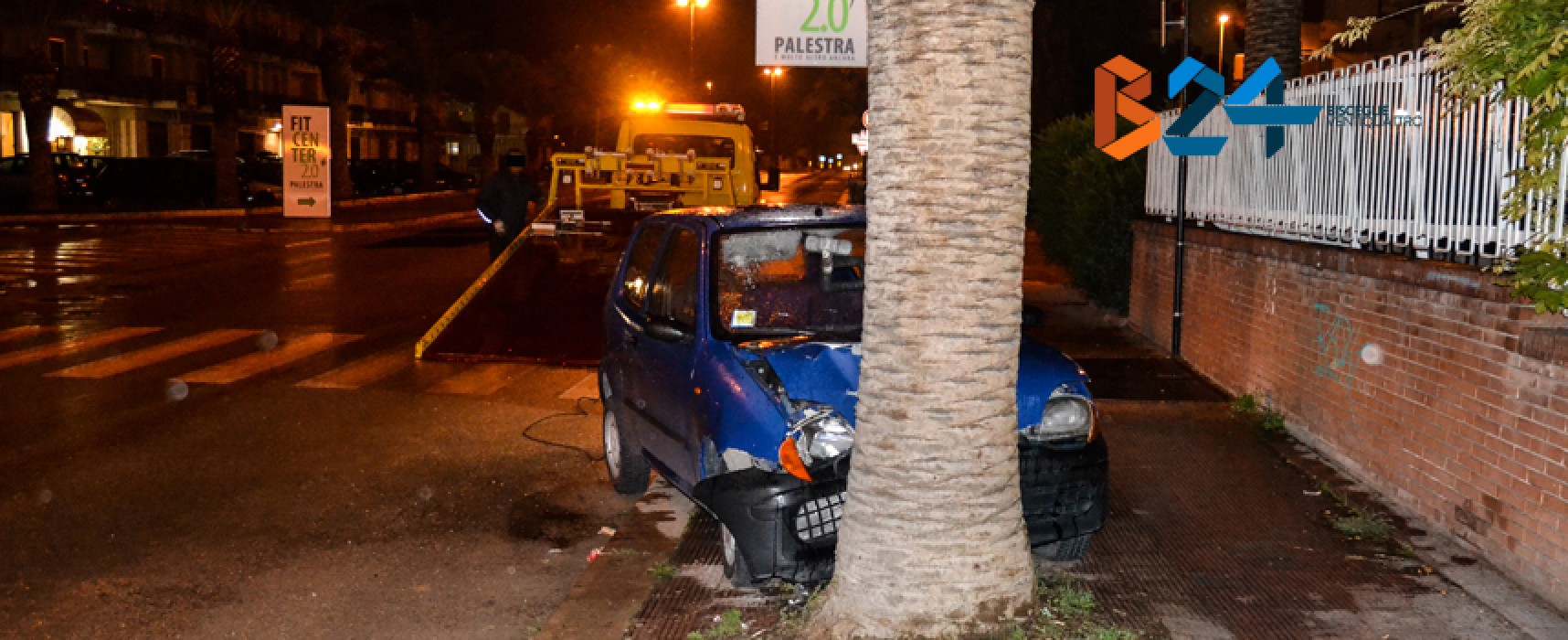 Auto si schianta contro una palma su via Sant’Andrea, due donne al pronto soccorso / FOTO