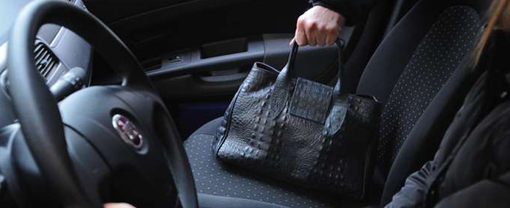 Ancora furto di una borsa da un’auto ferma: vittima una donna