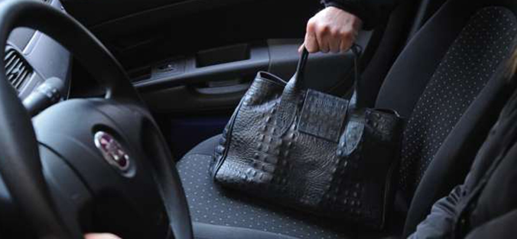 Ancora furto di una borsa da un’auto ferma: vittima una donna