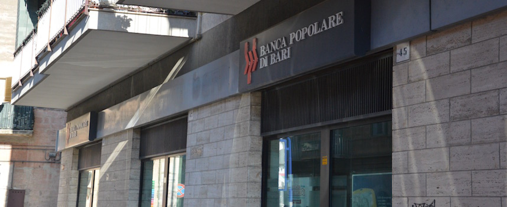 Rapina alla Banca Popolare di Bari, bottino di poche migliaia di euro