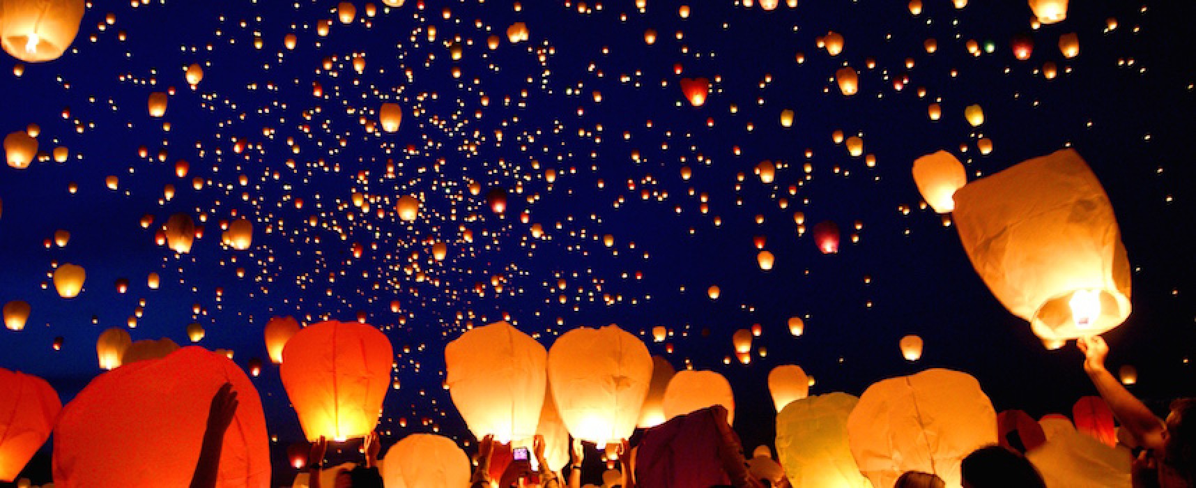 Cittadini uniti contro i botti di capodanno: questa sera in piazza il volo delle “lanterne”