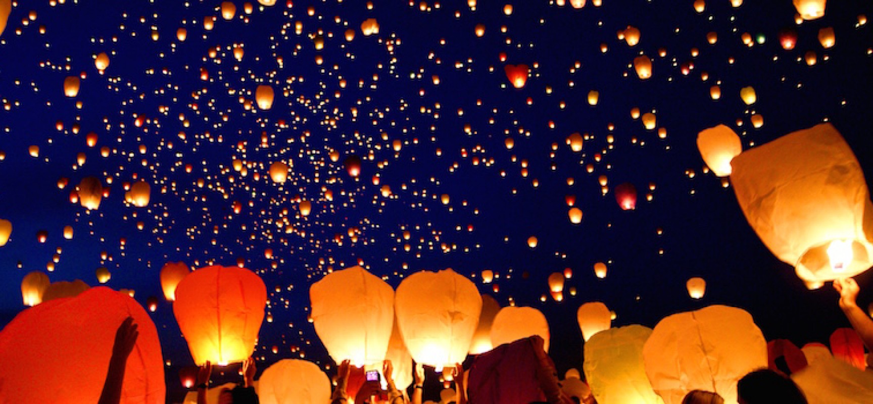 Cittadini uniti contro i botti di capodanno: questa sera in piazza il volo delle “lanterne”