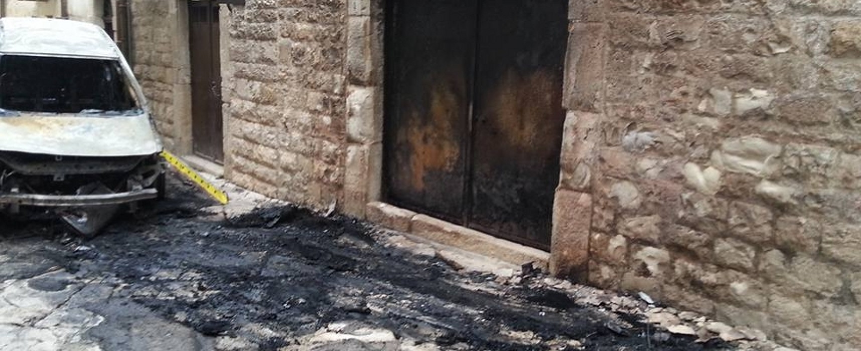 Auto prende fuoco, danneggiato Palazzo Ammazzalorsa