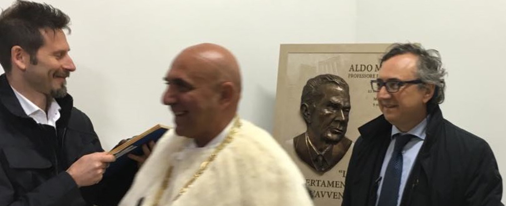 L’artista Domenico Velletri e la città di Bisceglie donano bassorilievo dedicato ad Aldo Moro all’Università di Bari