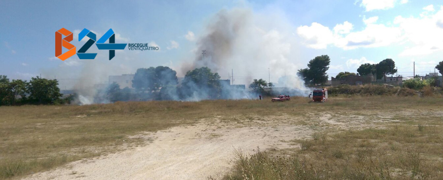 Incendio in zona san Martino insidia binari ferroviari / FOTO