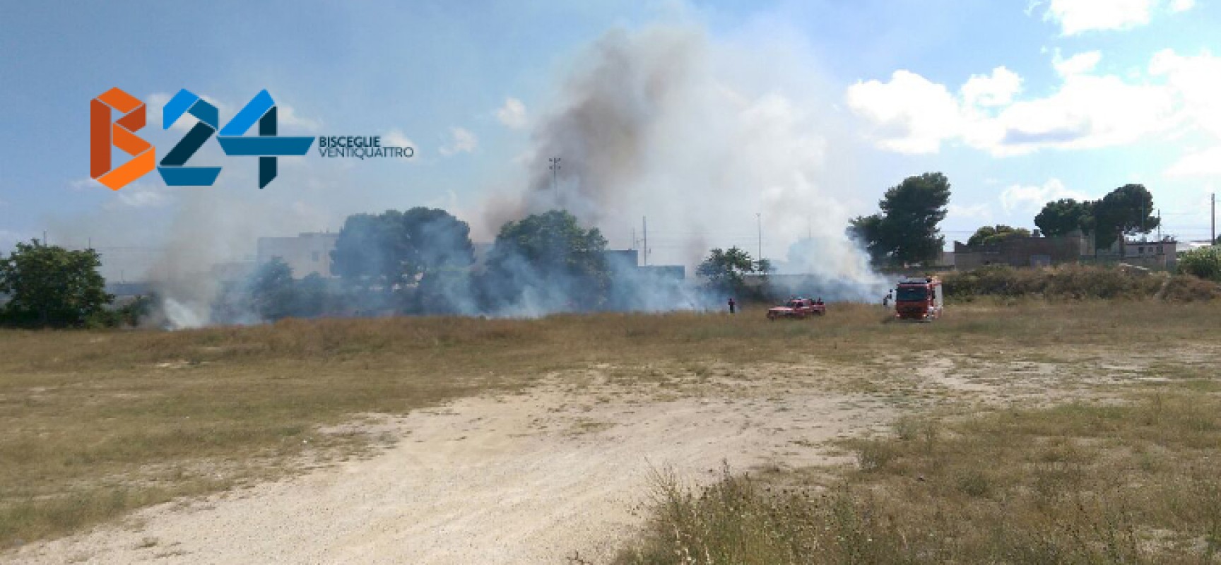 Incendio in zona san Martino insidia binari ferroviari / FOTO