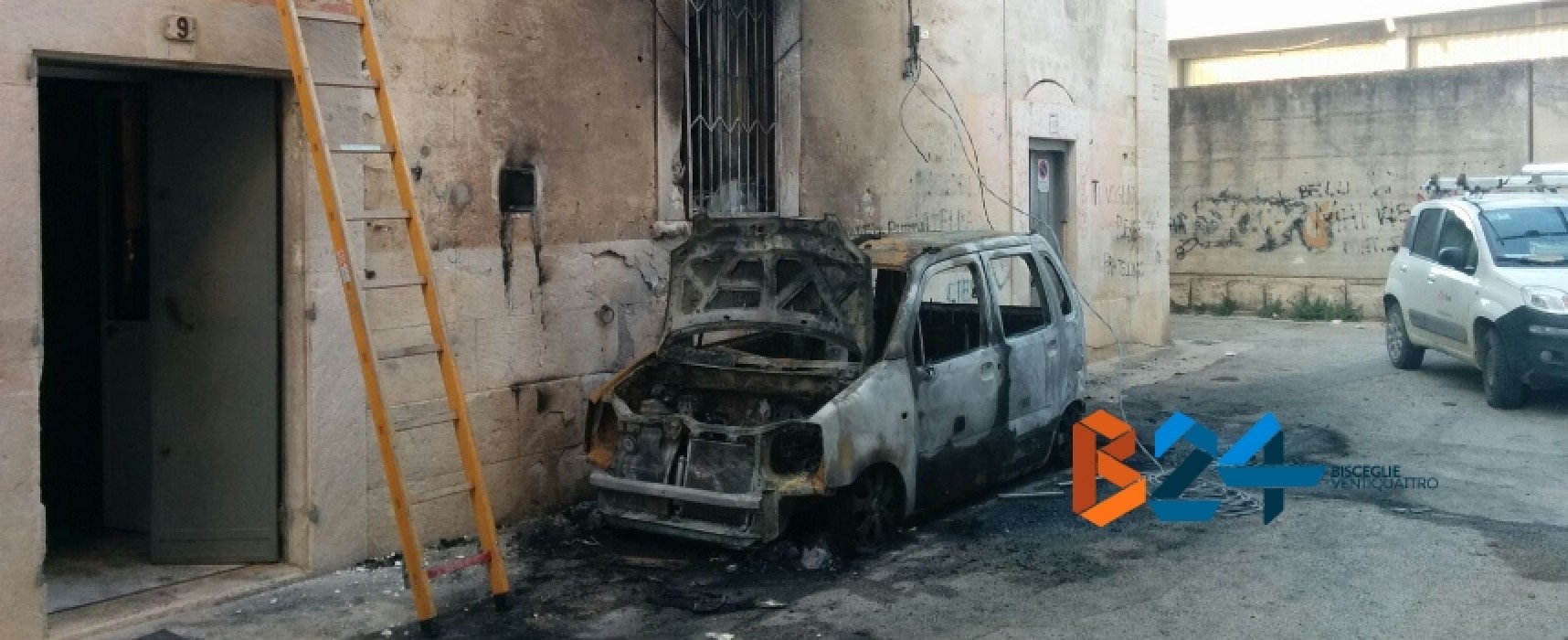 Auto prende fuoco in via Varese alle prime luci dell’alba, danneggiata palazzina / FOTO