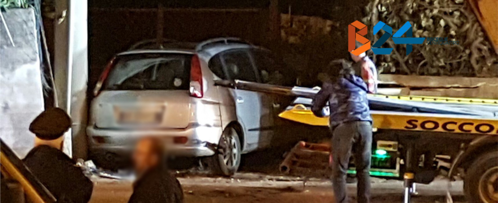 Incidente in via Imbriani, auto si incastra davanti a proprietà privata