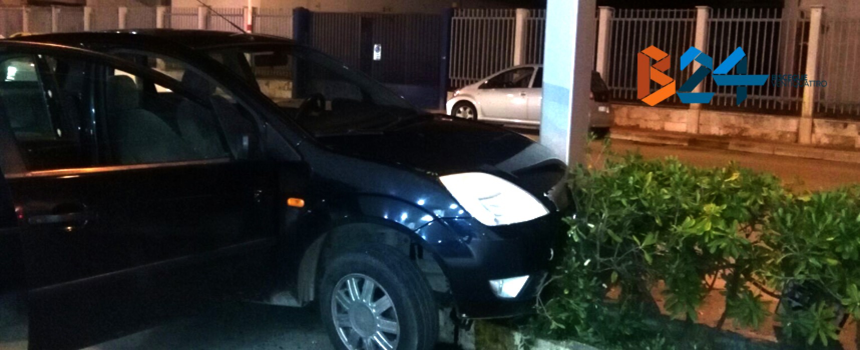 Incidente in via Giovanni Bovio, auto finisce su siepe / FOTO