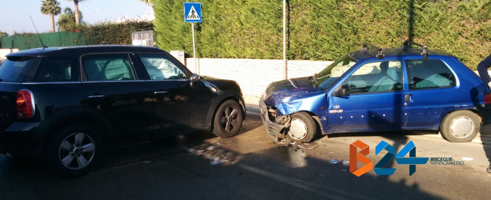 Scontro tra due auto in via Pietro Bombini, due feriti