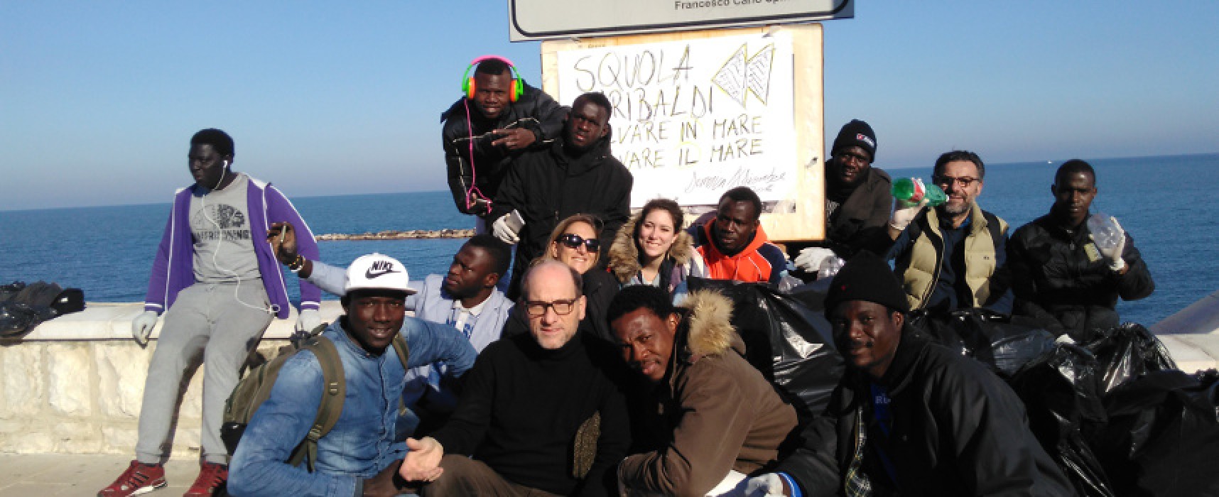 “Squola Garibaldi”, iniziativa di pulizia delle spiagge con l’aiuto di migranti