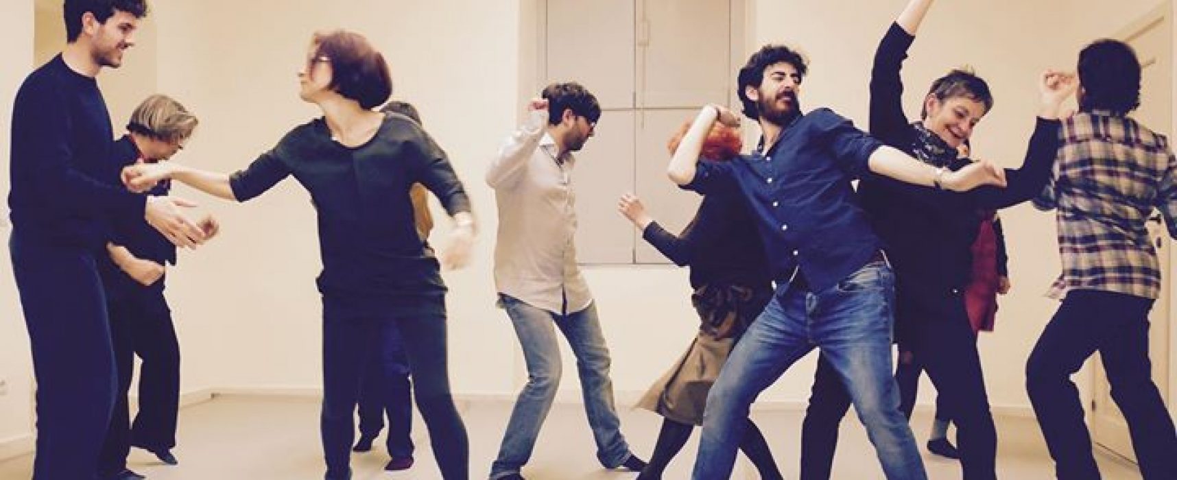 La compagnia Sonenalè cerca 10 aspiranti danzatori per la performance “Lo spazio delle relazioni”