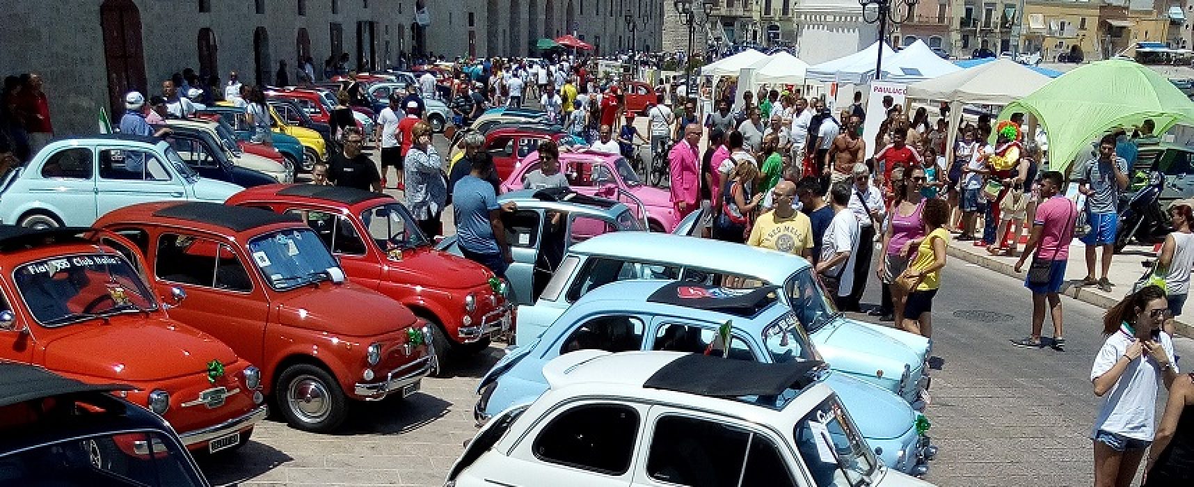 Le auto d’epoca del XVIII Raduno Fiat 500 colorano ed animano il waterfront