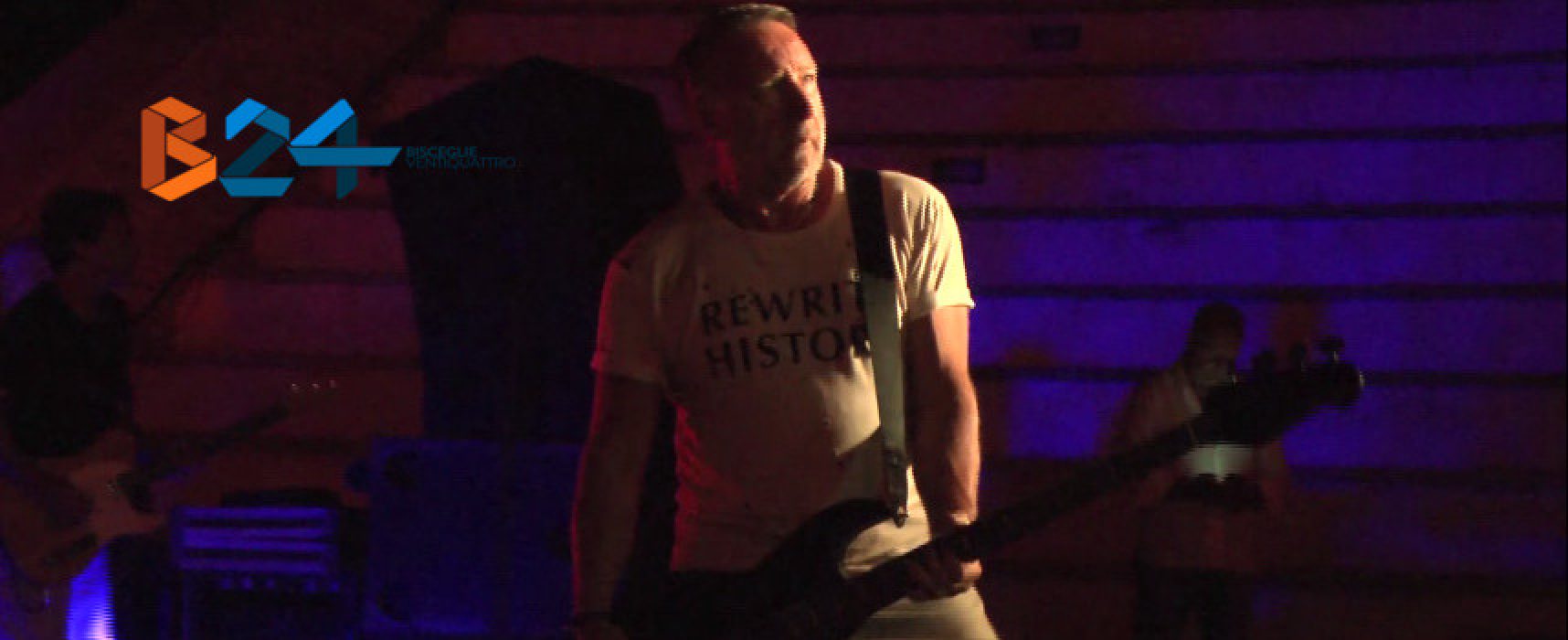Viaggio tra New Order e Joy Division, gran successo per Peter Hook al Teatro Mediterraneo /VIDEO