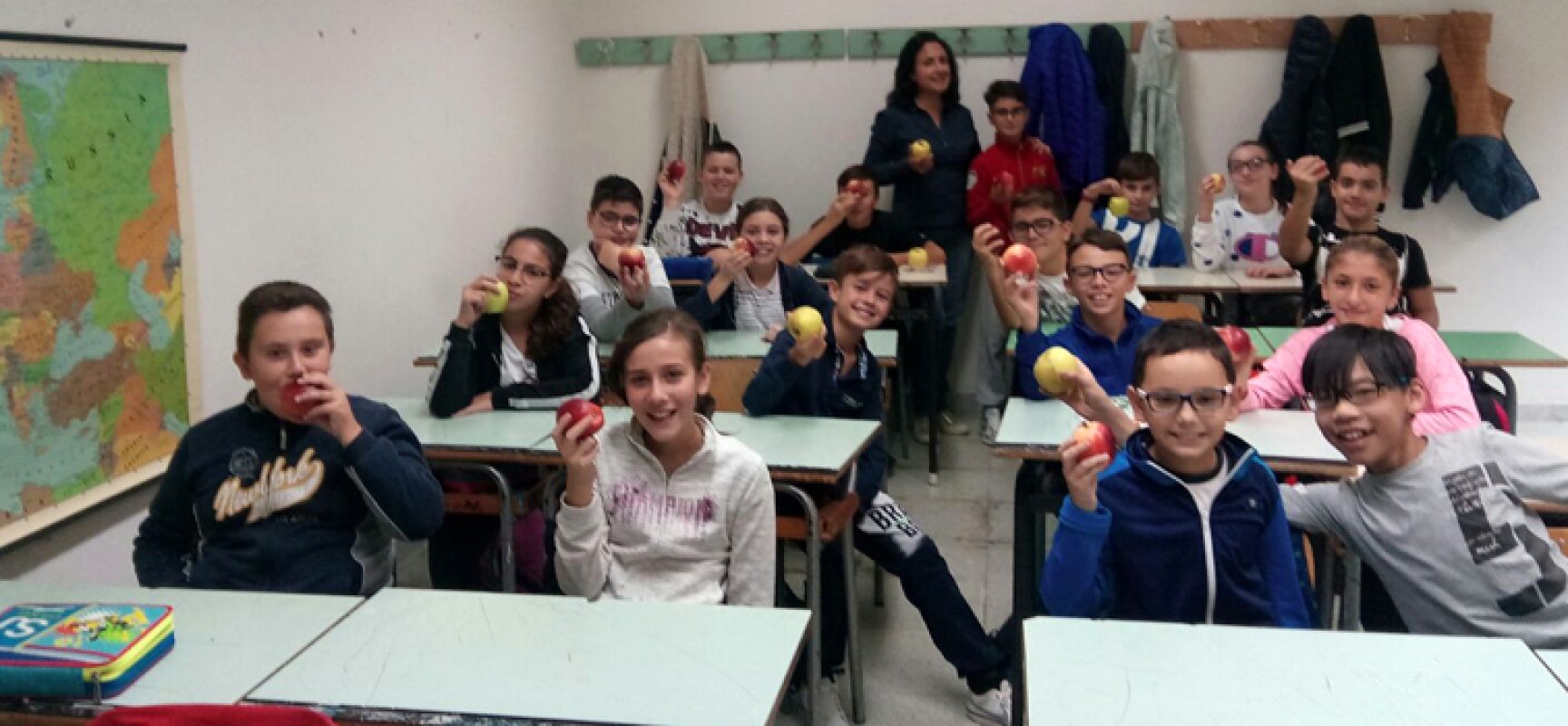 Solidarietà: nelle scuole medie Battisti-Ferraris e Monterisi merenda con le mele dell’Aism