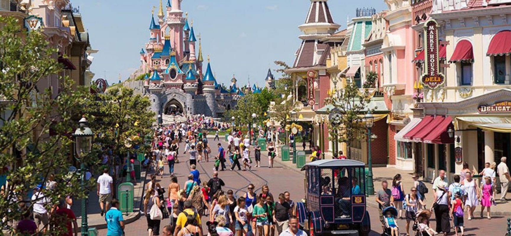 Con “A Proposito di Viaggi” scatta una foto in via Aldo Moro e vola a Disneyland Paris