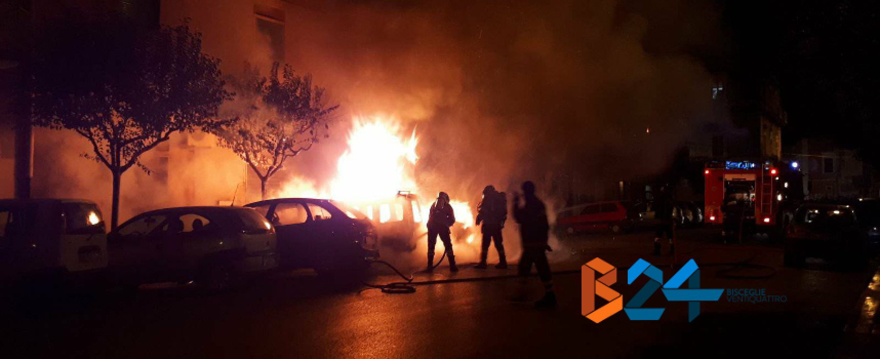 Tre auto in fiamme nella notte in via Luigi Papagni / FOTO