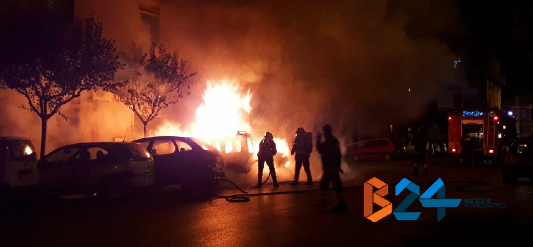 Tre auto in fiamme nella notte in via Luigi Papagni / FOTO